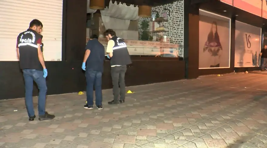 Zeytinburnu'nda sözlü tartışma meydan kavgasına dönüştü | Bir kişi etrafa ateş açmaya başladı 2