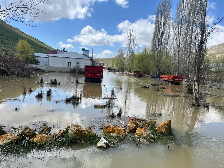 Bayburt'ta sağanak yağış: Dere taştı, köy su altında kaldı 1