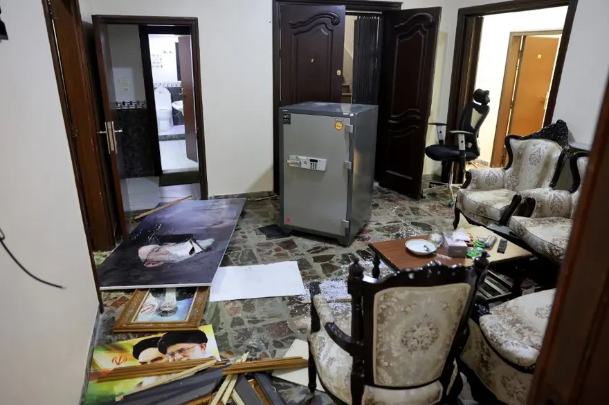 MUHALİFLER İRAN ELÇİLİĞİNİ BASTI 6 MUHALİFLER İRAN ELÇİLİĞİNİ BASTI 6