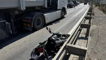 Otomobil sürücüsü motosiklete çarpıp kaçtı