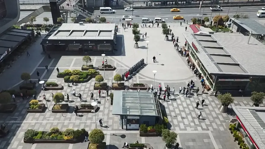 AVM'ler kapılarını açtı: Metrelerce kuyruk oluştu 3