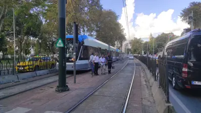 Beyoğlu'nda tramvay, yayaya çarptı