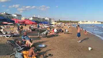 Hava sıcaklığı 28 dereceyi buldu: Ekim ayında denize girdiler