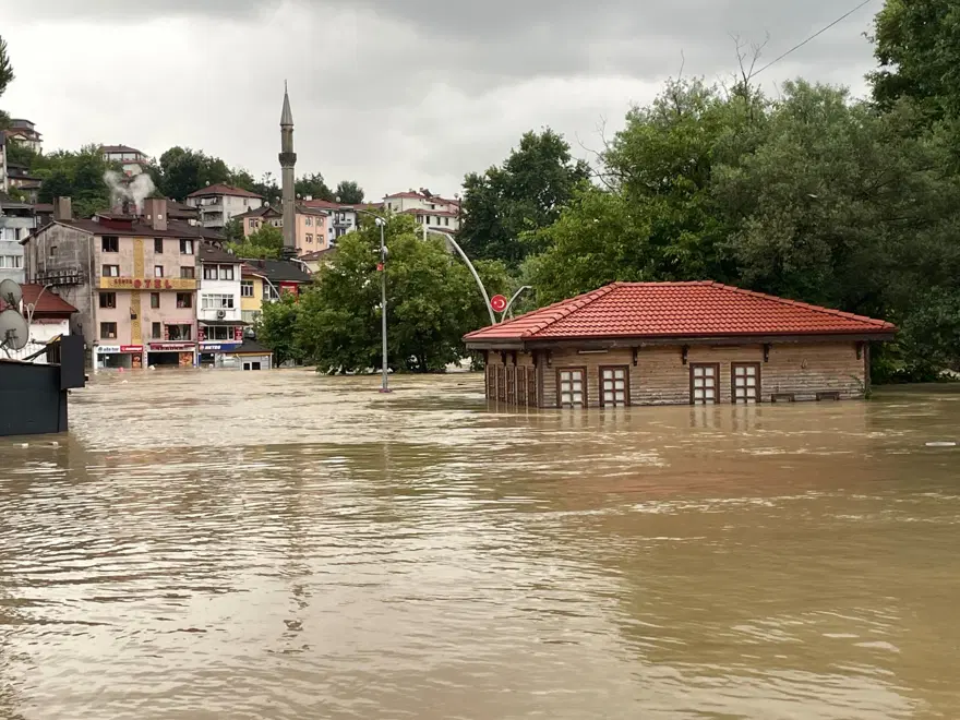Karadeniz'i sel vurdu: Dereler taştı, yollar göle döndü, evleri su bastı 11 Karadeniz'i sel vurdu: Dereler taştı, yollar göle döndü, evleri su bastı 11