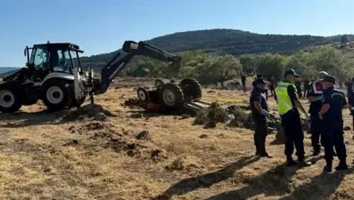 Tarlada devrilen traktörün altında kalan çift hayatını kaybetti