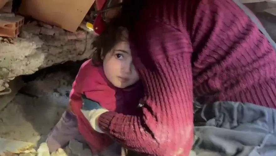 Enkaz altındakiler için zamana karşı yarış 56