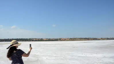 Edirne'de suyu buharlaşan gölün tuz tabakası ortaya çıktı