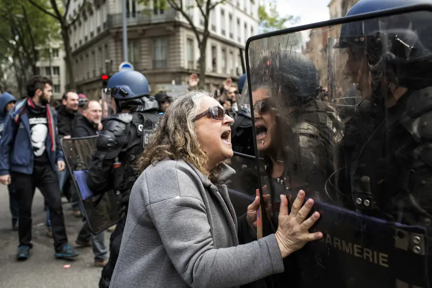 Fransa'daki çalışma yasası protesto edildi 6