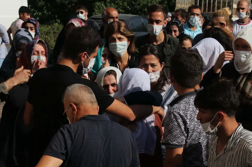 Hüzünlü veda: Pınar Gültekin son yolculuğuna uğurlandı 9