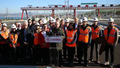 Bakan Karaismailoğlu, 1915 Çanakkale Köprüsü'nü yürüyerek geçti