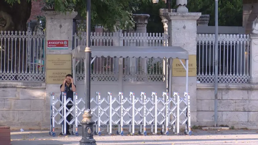 Ayasofya'da 'müze' tabelası söküldü 3