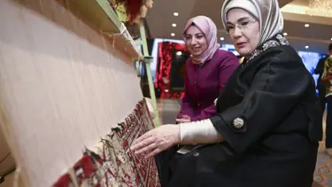 Emine Erdoğan'ın ilmek attığı halı, açık artırmayla satıldı: Geliri depremzede kadınlara bağışlanacak