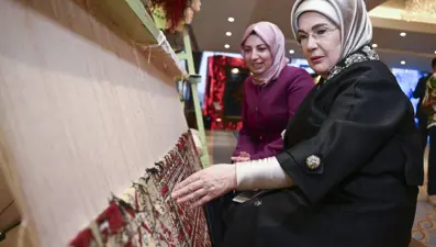 Emine Erdoğan'ın ilmek attığı halı, açık artırmayla satıldı: Geliri depremzede kadınlara bağışlanacak