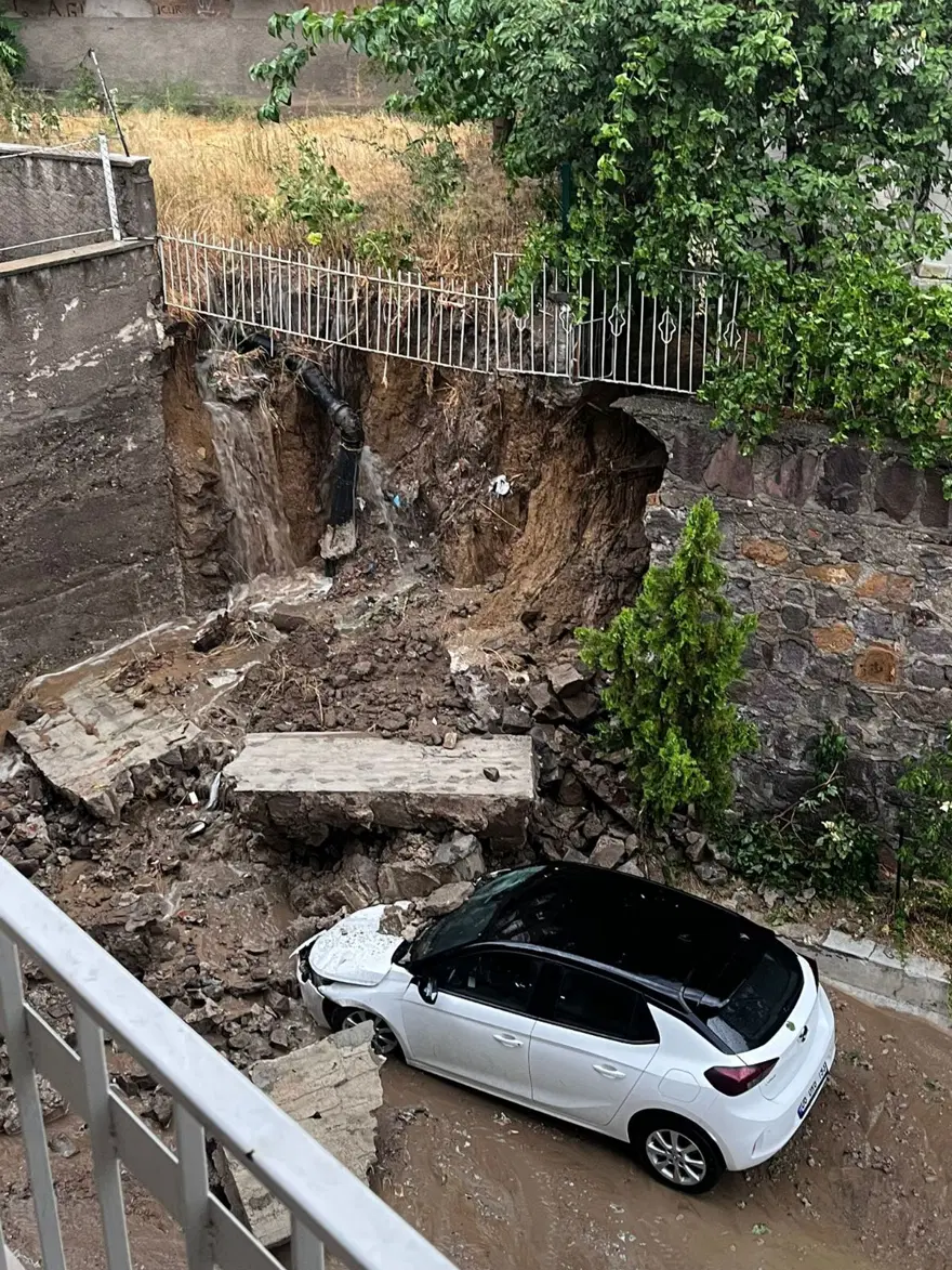 Ankara'da sağanak yağış: Arabalar sürüklendi 2