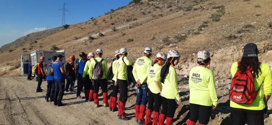 Kayıp olarak aranan genç, ağacın altında uyurken bulundu 2
