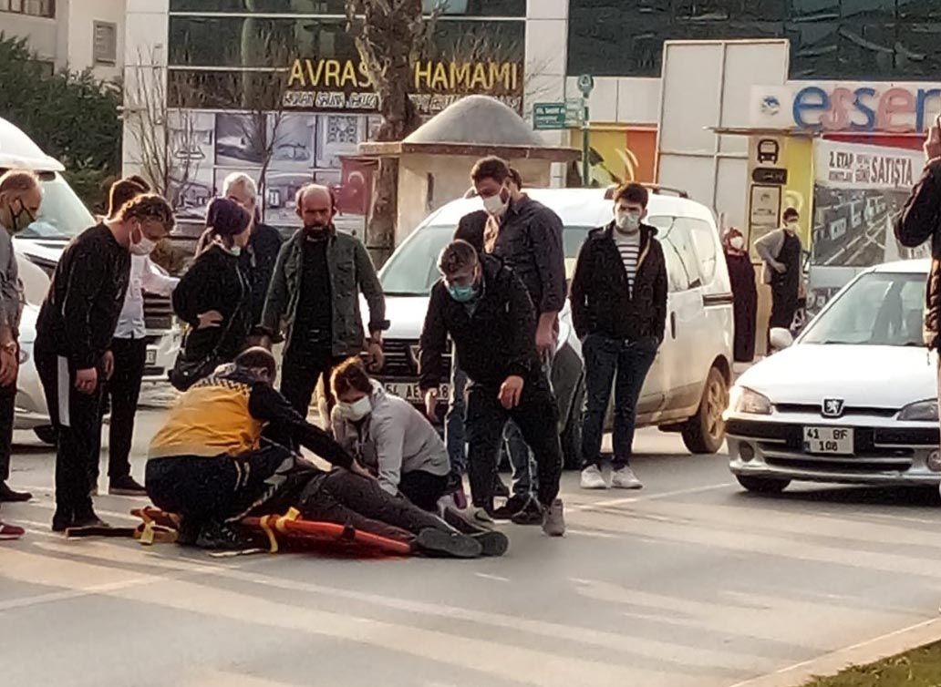 Otomobilin önüne atlayan kişi, 'Ben daha ölmedim mi?' diyerek başka otomobilin önüne atladı