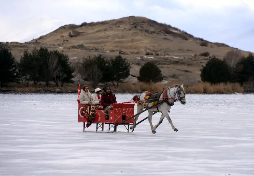 Donan Çıldır Gölü'nde atlı kızak heyecanı 4