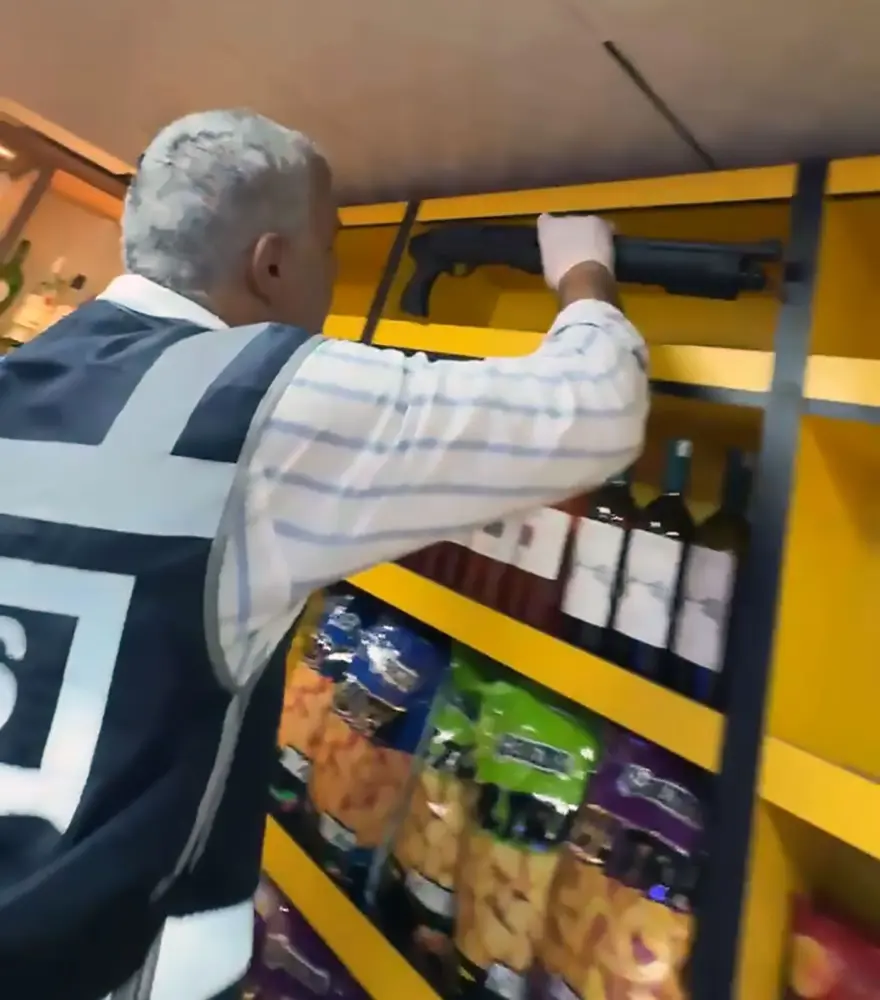 Tekel bayisinde cipsten silah çıktı 1