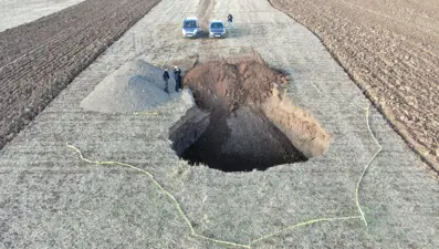 Görenleri hayrete düşüren obruk: 15 metre ile son anda kurtuldu