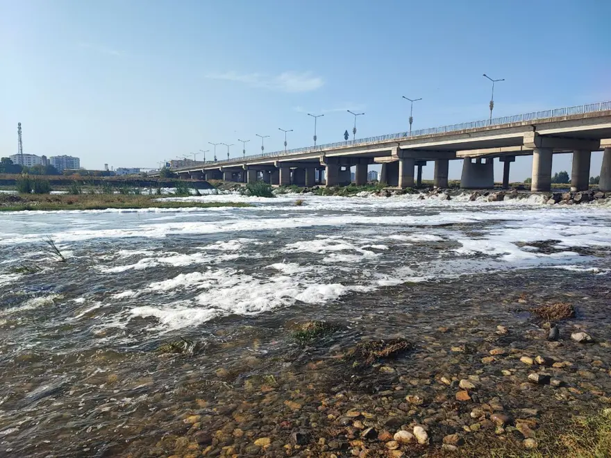 Dicle Nehri'nde "Beyaz köpük" alarmı! 1