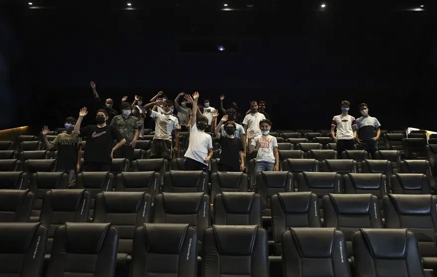 Sinema salonları yeniden kapılarını açtı 