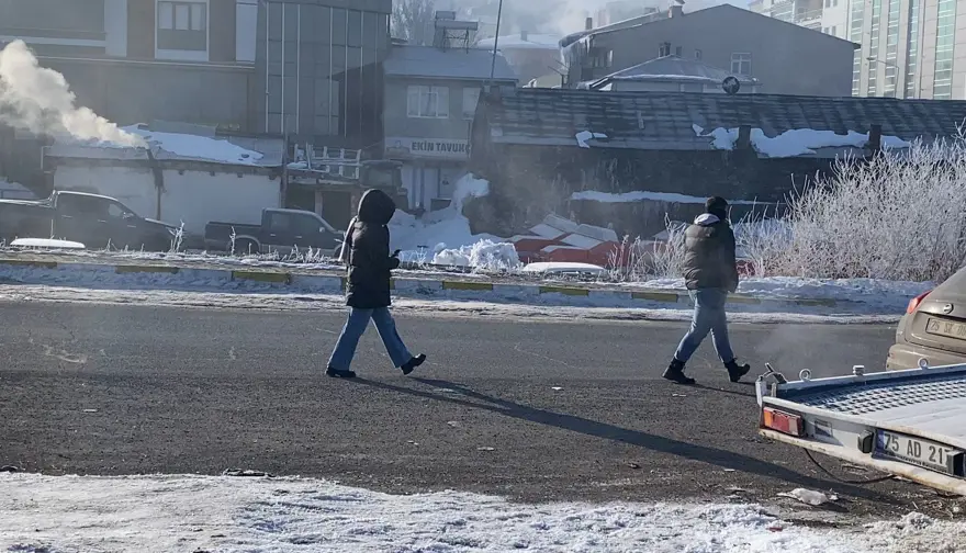 Türkiye’nin en soğuk noktası: -32 derecede nehir ve derelerbuz tuttu, araçlar çalışmadı 4