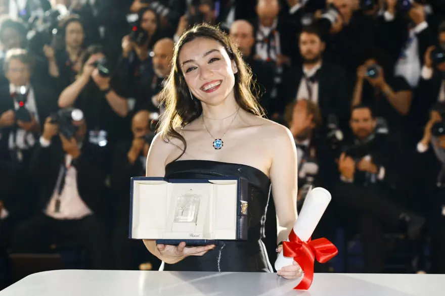 Merve Dizdar Cannes Film Festivali'nde en iyi kadın oyuncu ödülünü aldı 8