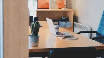 Laf olsun diye işe erken gelen kadın kovuldu mahkeme işvereni haklı buldu