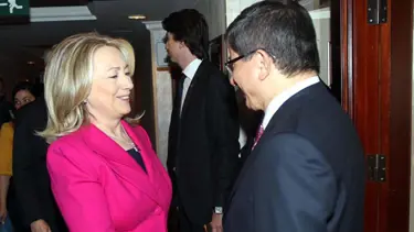 Davutoğlu ve Clinton kahvaltıda buluştu