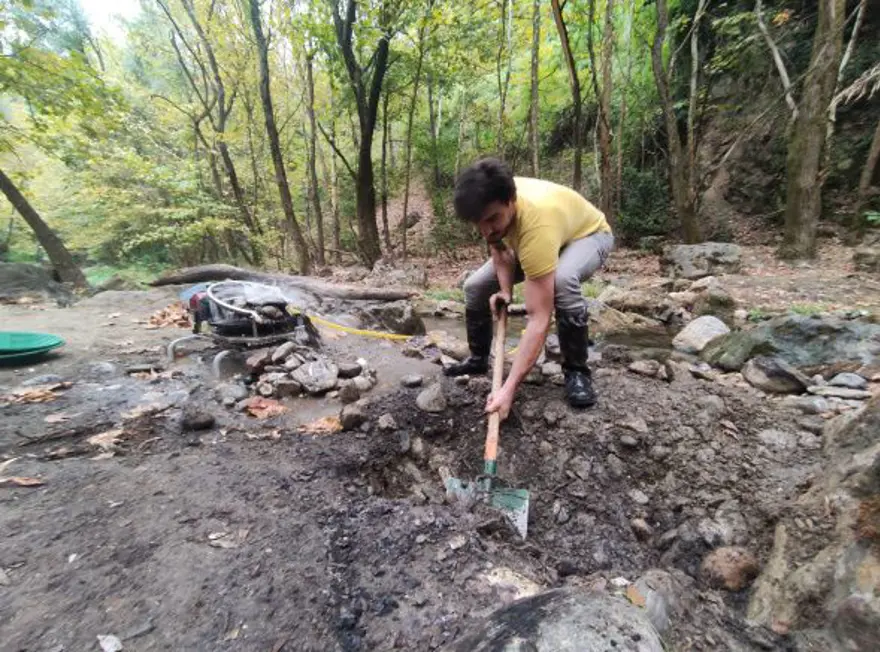 Derelerden altın toplayıp servet kazanıyorlar 11 Derelerden altın toplayıp servet kazanıyorlar 11