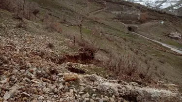 Şırnak-Hakkari yolu çökme nedeniyle trafiğe kapatıldı