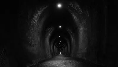 Tren istasyonunda gizemli tüneller: Nereye çıktığı bilinmiyor!