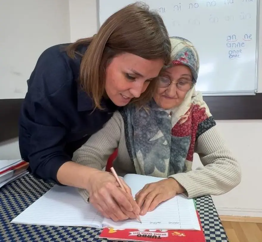 Çocukken ailesi okutmadı: Ayşe Teyze 65 yaşında okuma yazma öğreniyor 2