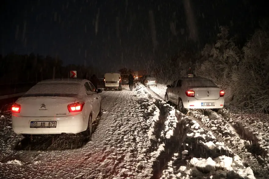 Sivas-Tokat karayolu yoğun kar yağışı dolayısıyla trafiğe kapandı 17