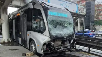 İstanbul'da metrobüsler çarpıştı: 21 yaralı