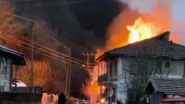 Çatıdaki yangın evi küle çevirdi