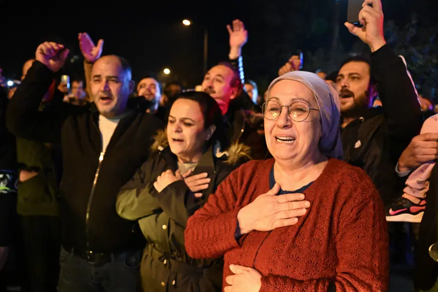 ŞARKILARIYLA GÖZYAŞLARI İÇİNDE UĞURLANDI 