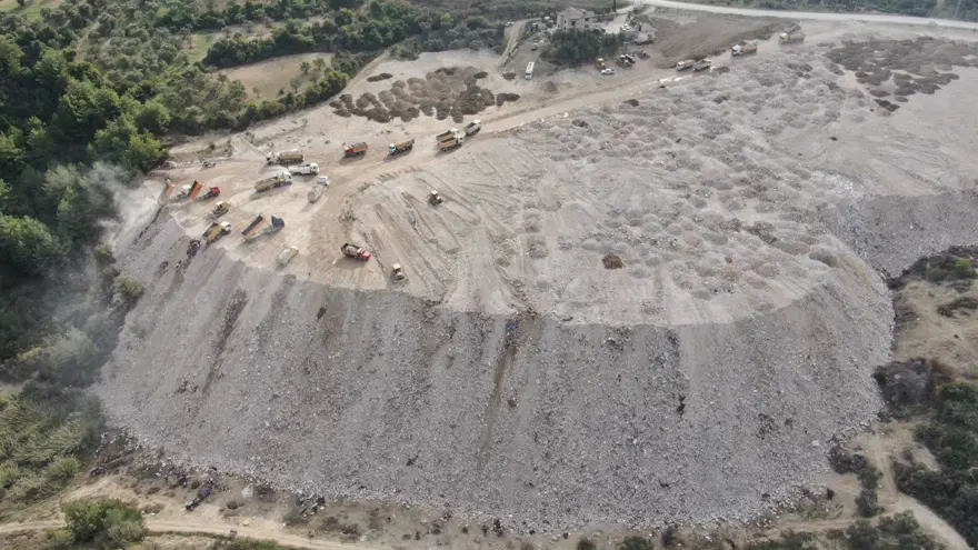 Hatay'da moloz dağları Hatay'da moloz dağları