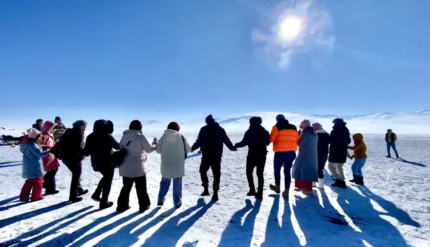 Buzla kaplı Çıldır Gölü'nde atlı kızakla gezinti keyfi 5