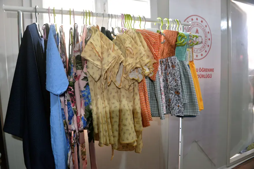 Hatay'da dikilen kıyafetler afetzede kadın ve çocuklara dağıtıldı 