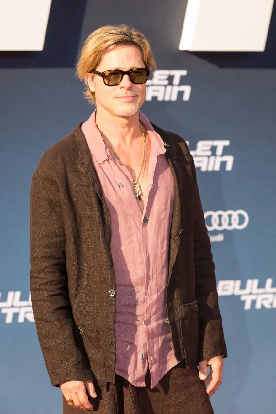 Brad Pitt filminin galasında neden etek giydiğini açıkladı 1 Brad Pitt filminin galasında neden etek giydiğini açıkladı 1