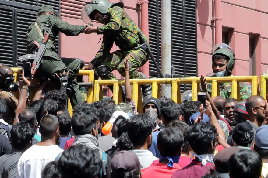Sri Lanka'da son durum: Başbakan ve Devlet Başkanı'ndan istifa kararı 24 Sri Lanka'da son durum: Başbakan ve Devlet Başkanı'ndan istifa kararı 24