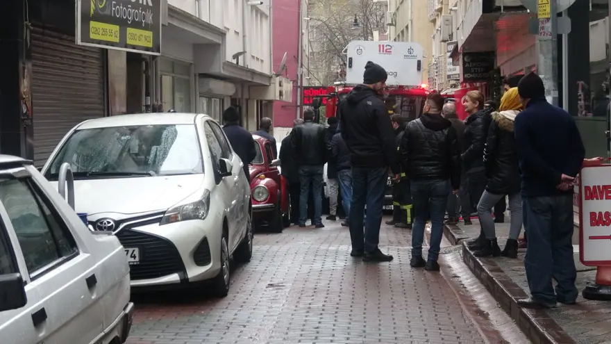 Yangına giden itfaiye aracı hatalı park yüzünden sokakta sıkıştı 1