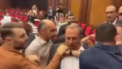 Ermenistan Parlamentosu’nda yumruklu kavga