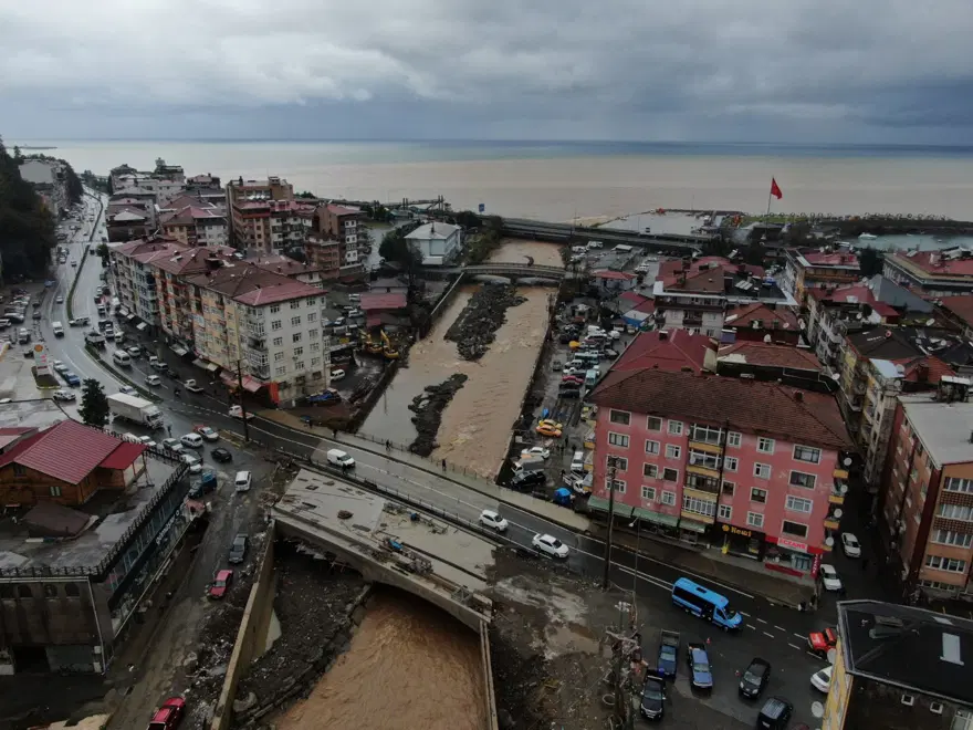 ÇAMUR DENİZİN RENGİNİ DEĞİŞTİRDİ 8 ÇAMUR DENİZİN RENGİNİ DEĞİŞTİRDİ 8