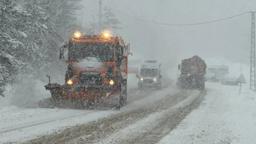 Batıda bahar doğuda kar! Yollar kapandı, kar kalınlığı 40 santimetreye ulaştı! 