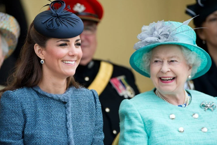 'Kraliçe Elizabeth, Kate Middleton'ı geleceğin kraliçesi olarak görüyor' 3