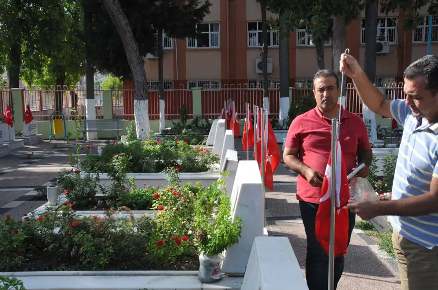 Şehitlerin mezarlarındaki bayrakları çaldılar 3