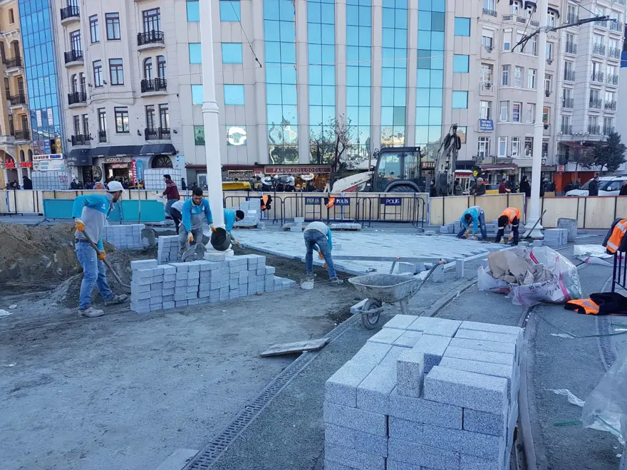 Bir yıl aradan sonra yeniden Taksim Meydanı'nda 1 Bir yıl aradan sonra yeniden Taksim Meydanı'nda 1