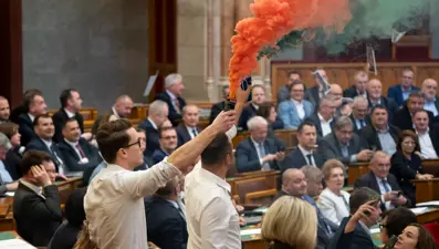 Macaristan parlamentosunda renkli protesto